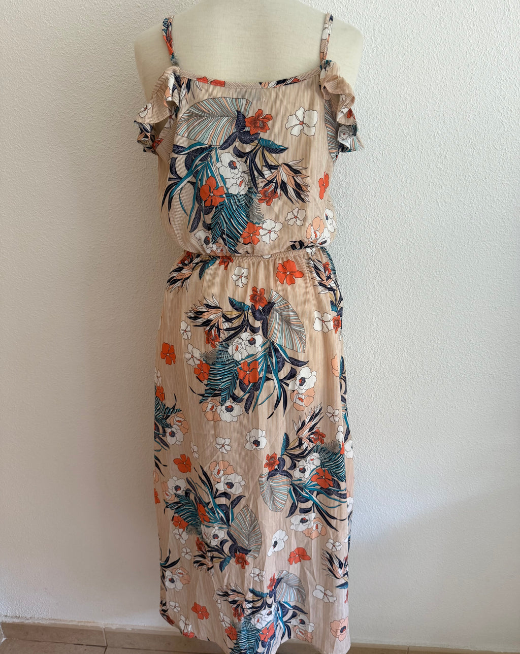 Vestido Midi Tropical Beige con Volantes