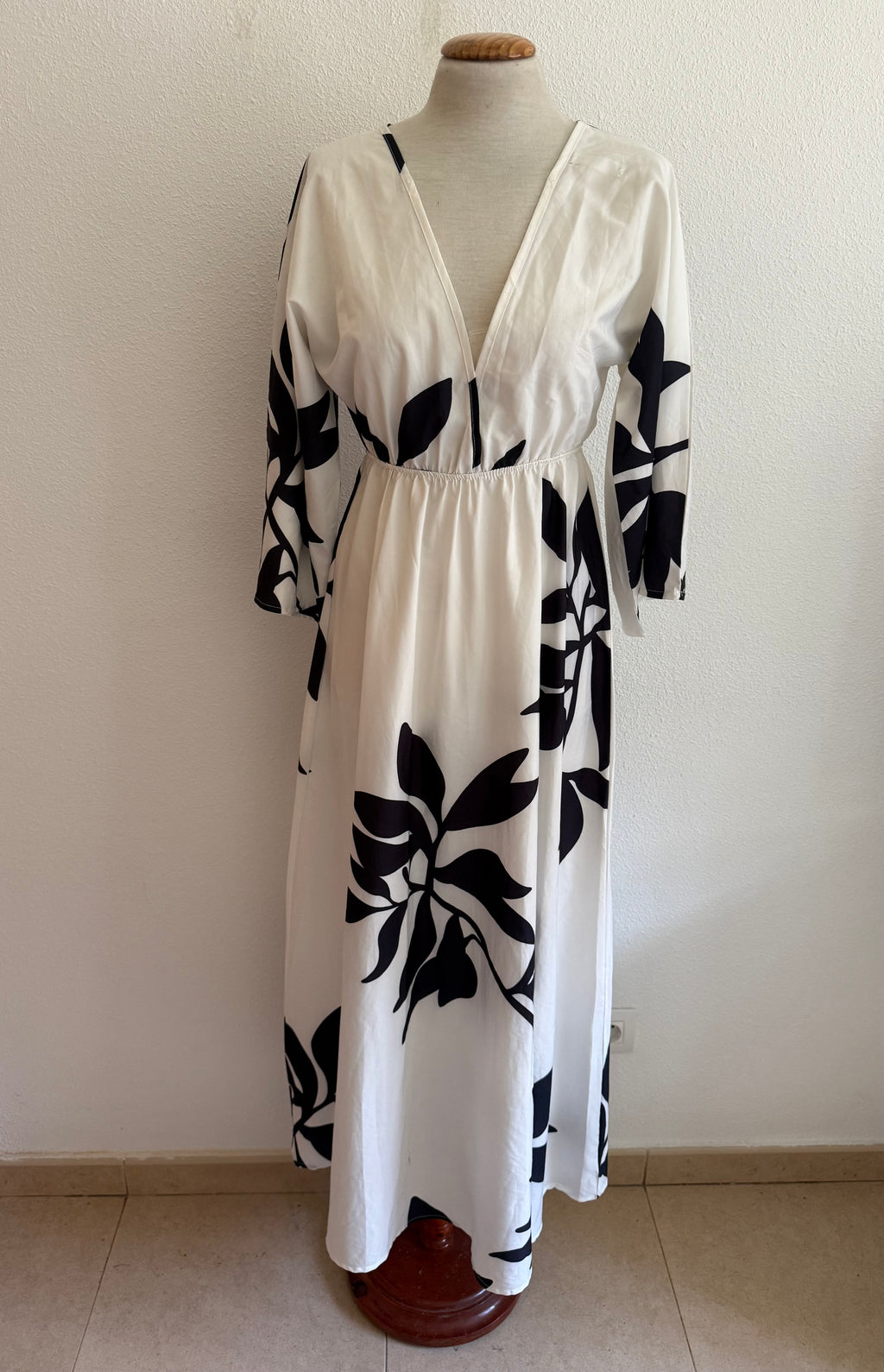Vestido Maxi Blanco Estampado Botánico Negro